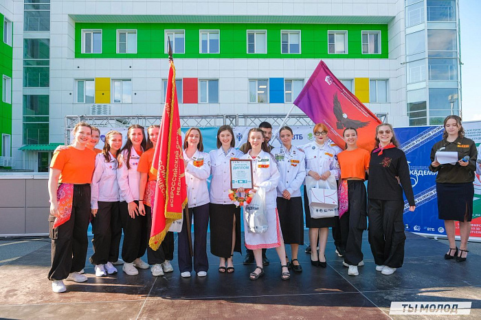 Бойцы кировских студотрядов возвращаются с целины