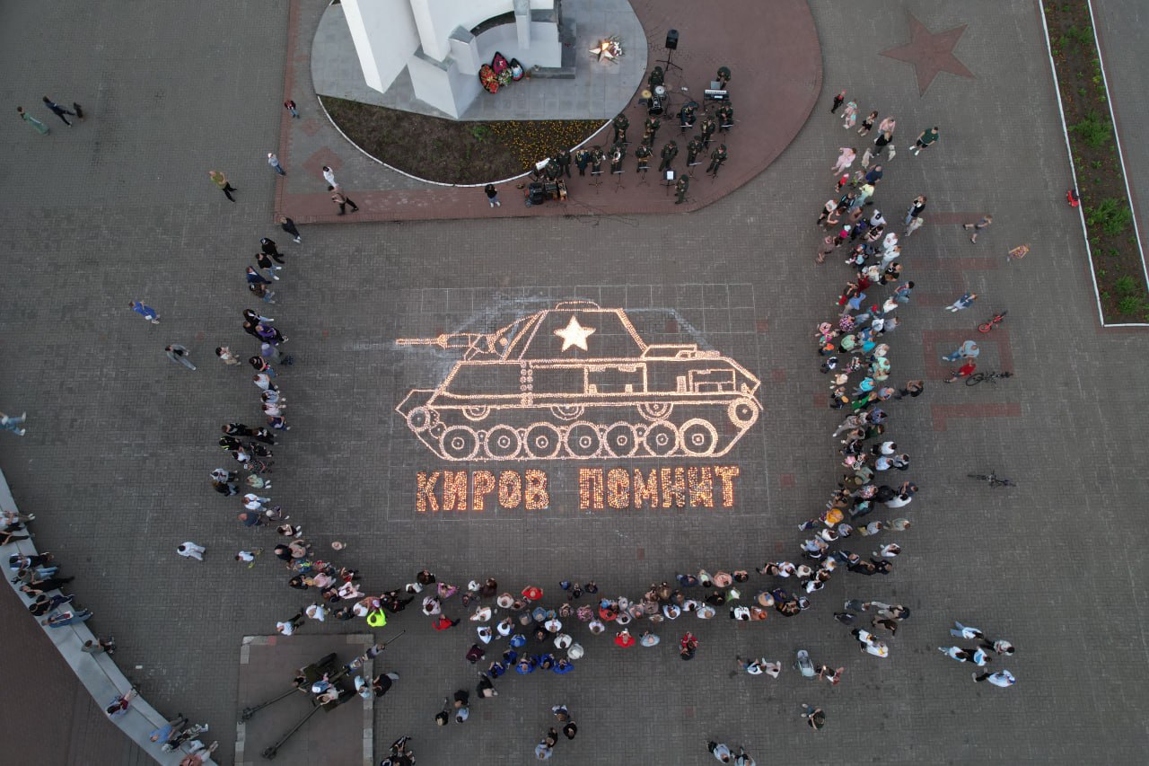 В Кирове из 10 тысяч свечей выложили изображение танка Т-60
