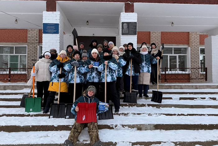 «Снежный десант» помогает жителям с уборкой снега и укладкой дров